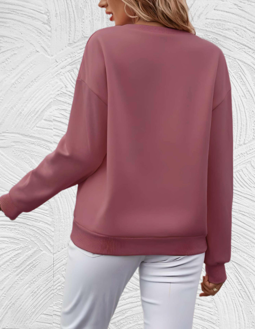 Frau in rosa Pullover und weißer Hose, Rückansicht, modische Damenbekleidung, Herbstmode.